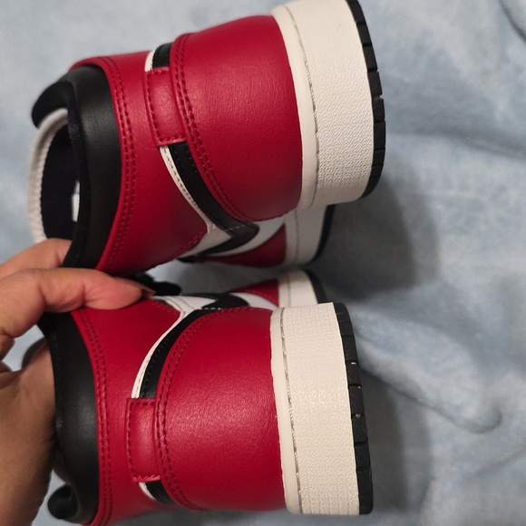 Air Jordan 2020 1 Mid GS 'Chicago Black Toe Size 4Y - Picture 11 of 12